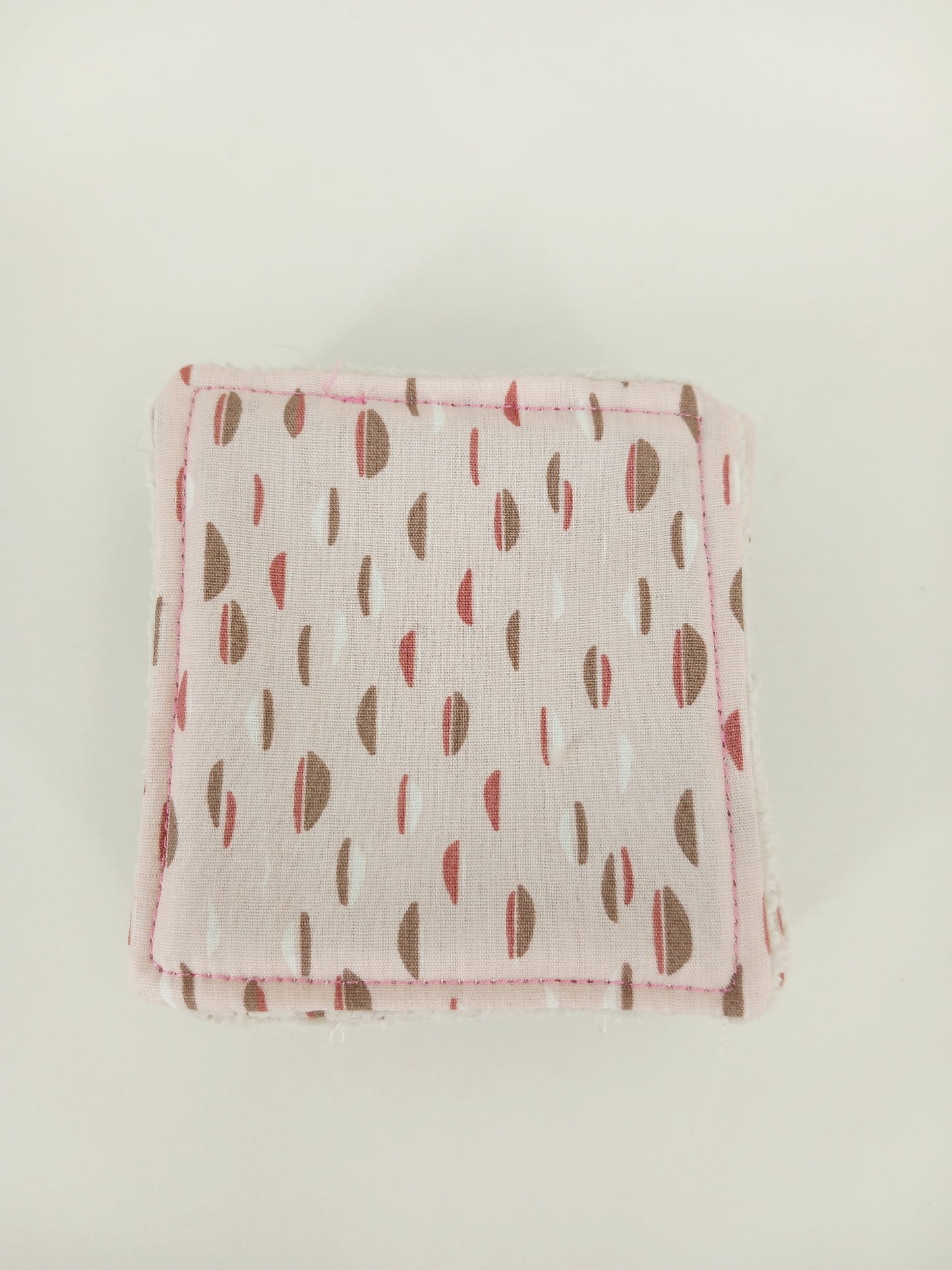Lingettes visage démaquillantes roses à motif