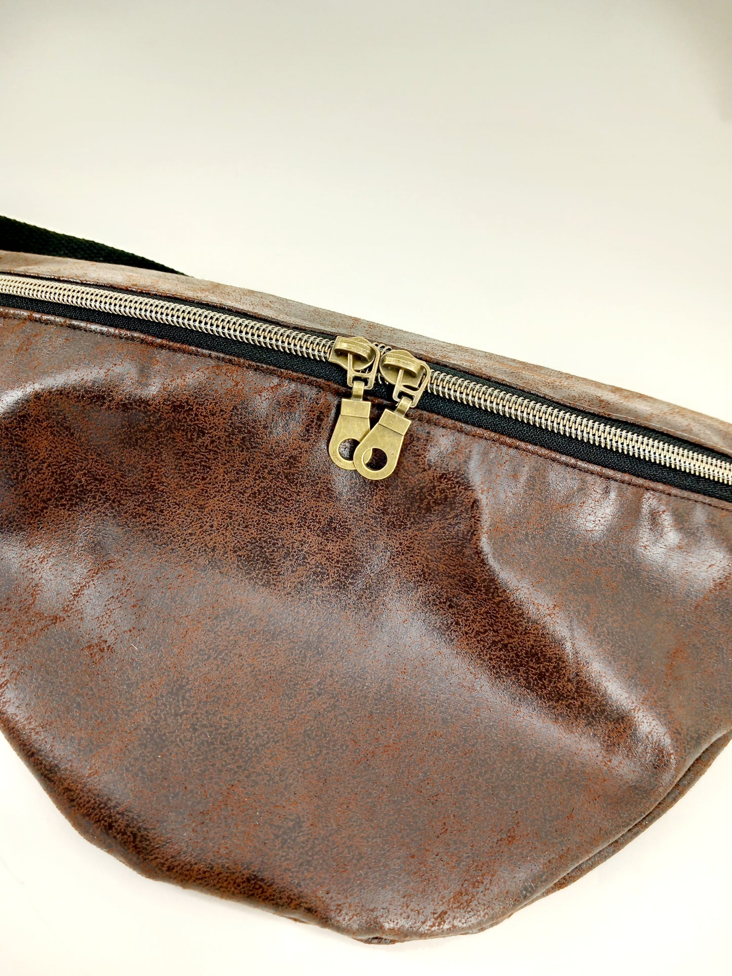 Banane petit modèle effet cuir marron