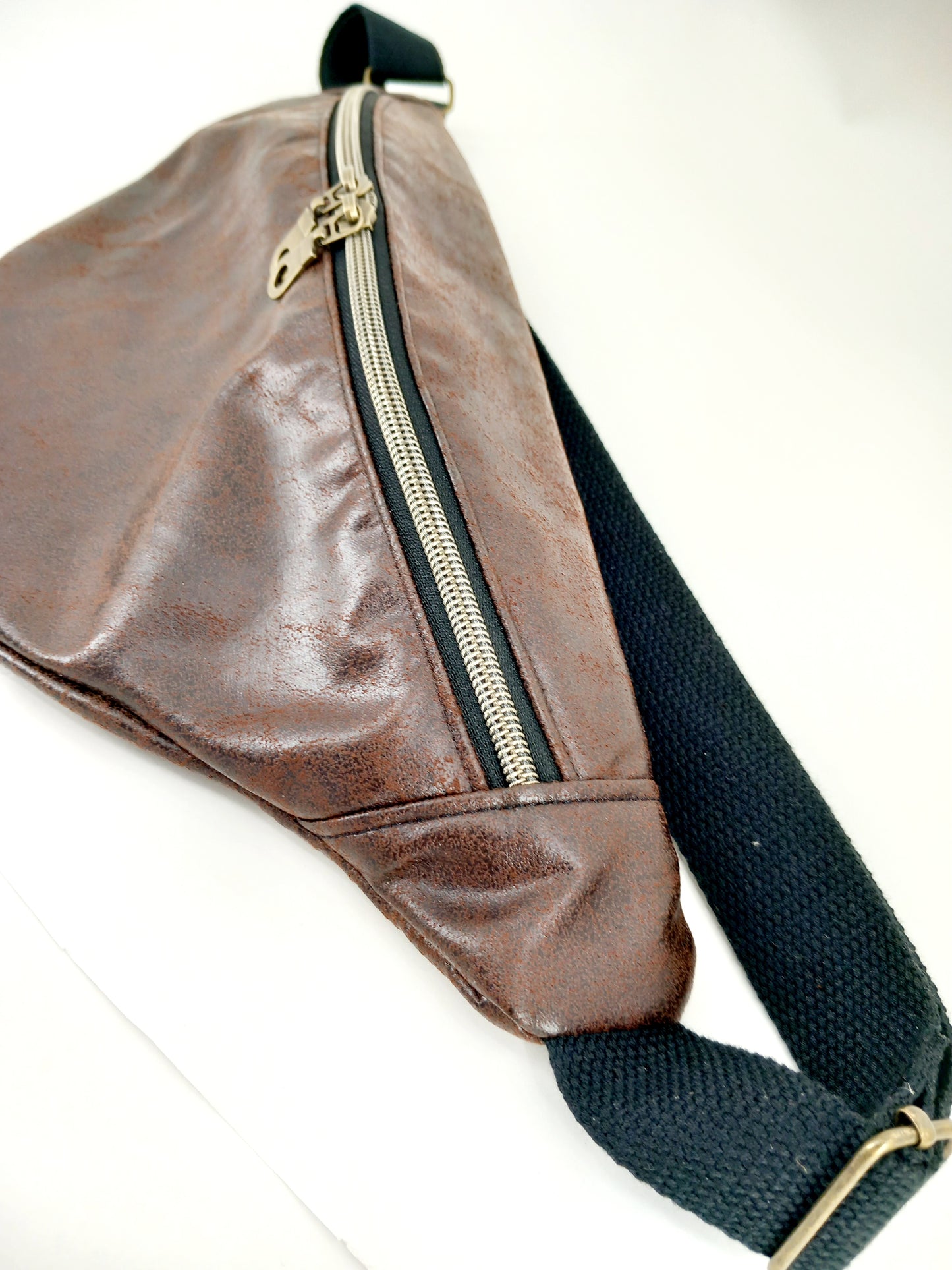 Banane petit modèle effet cuir marron