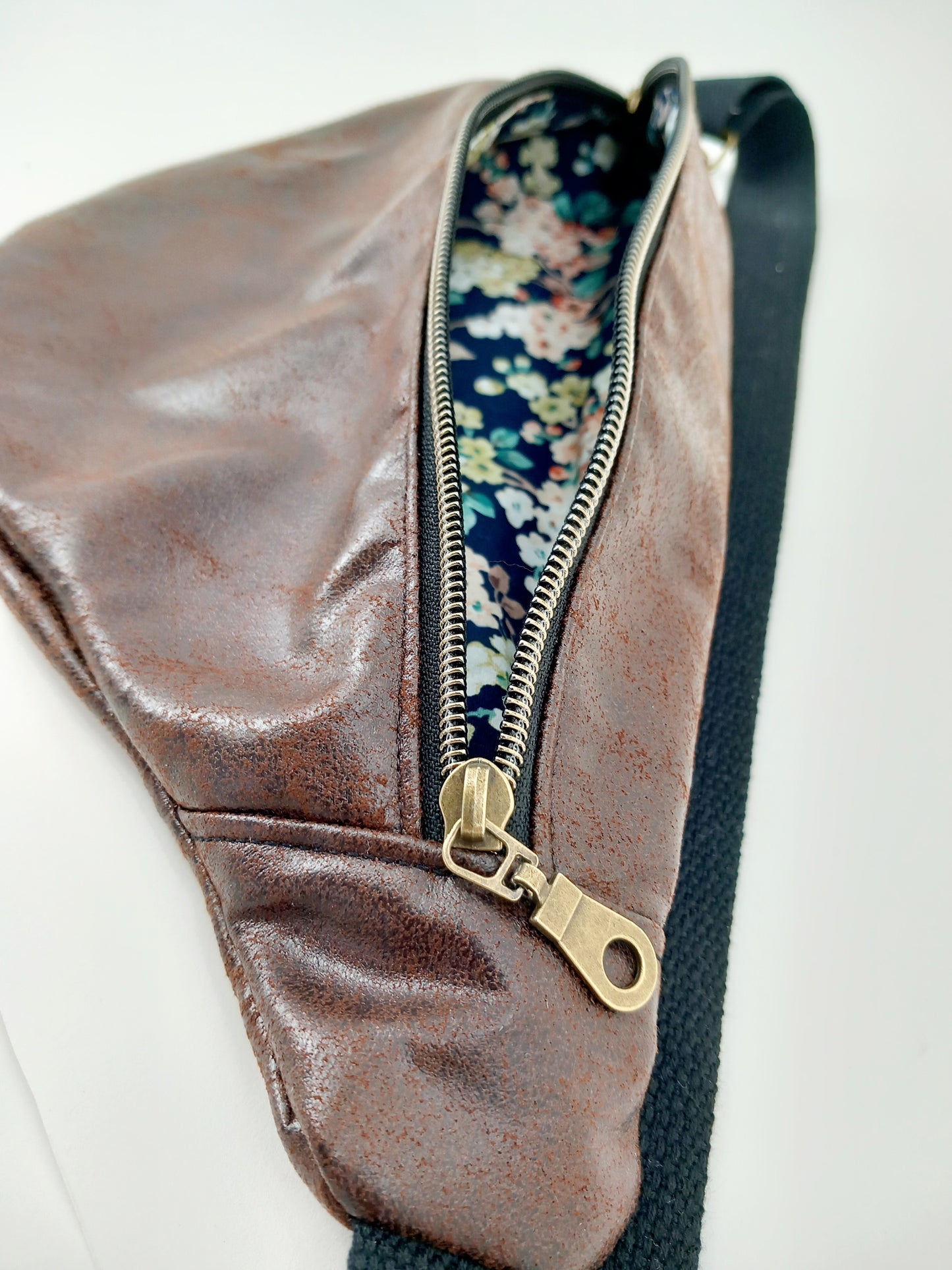 Banane petit modèle effet cuir marron