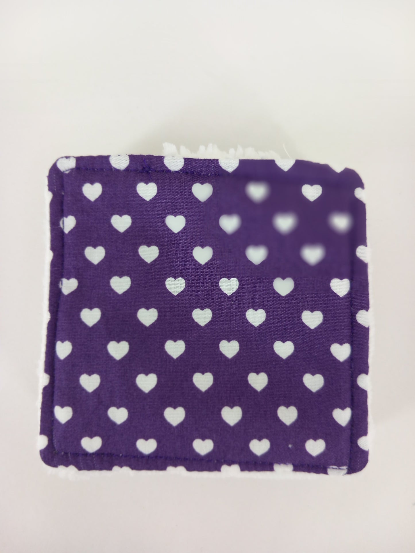 Lingettes visage démaquillantes violettes à cœurs