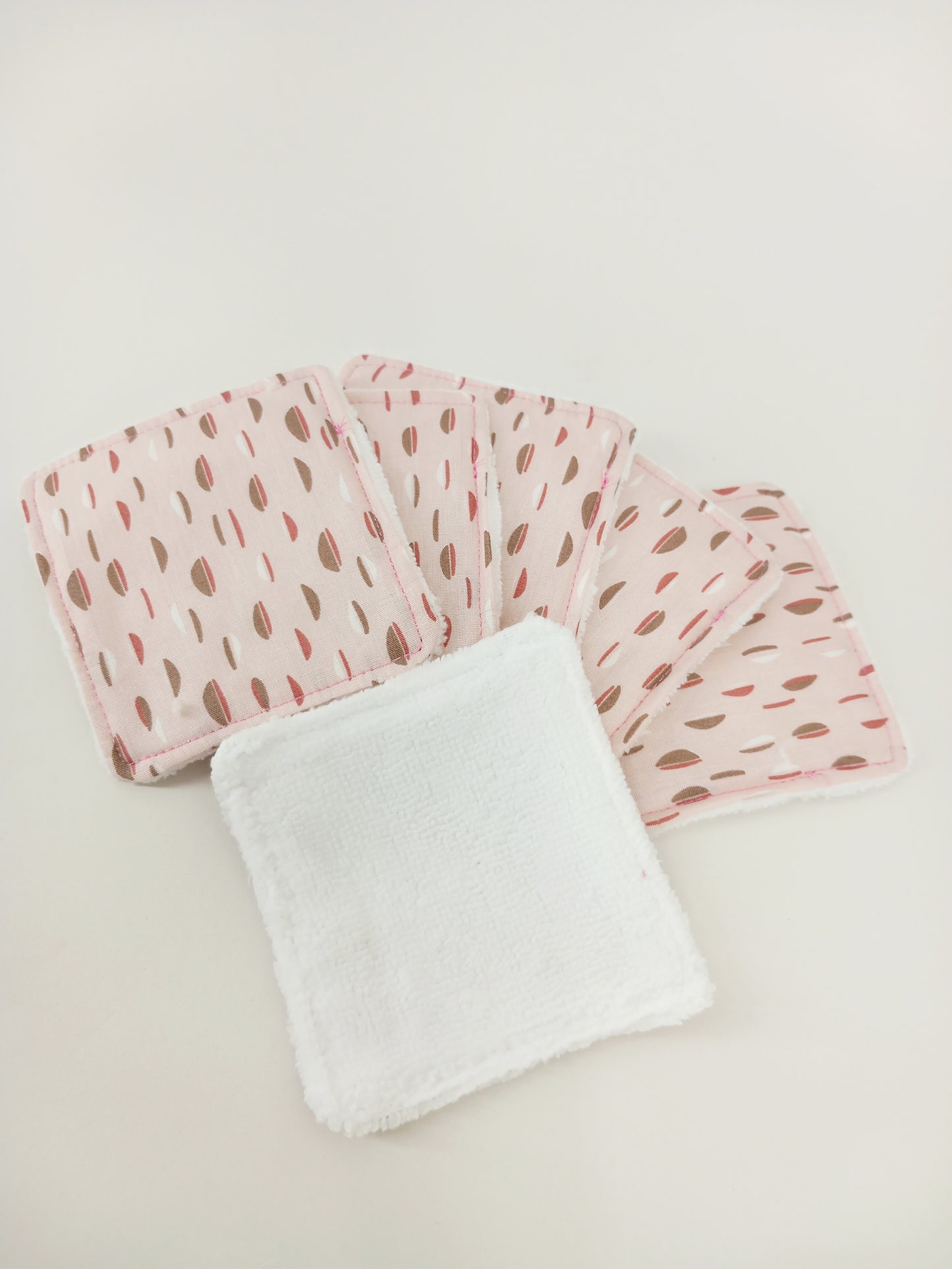 Lingettes visage démaquillantes roses à motifs