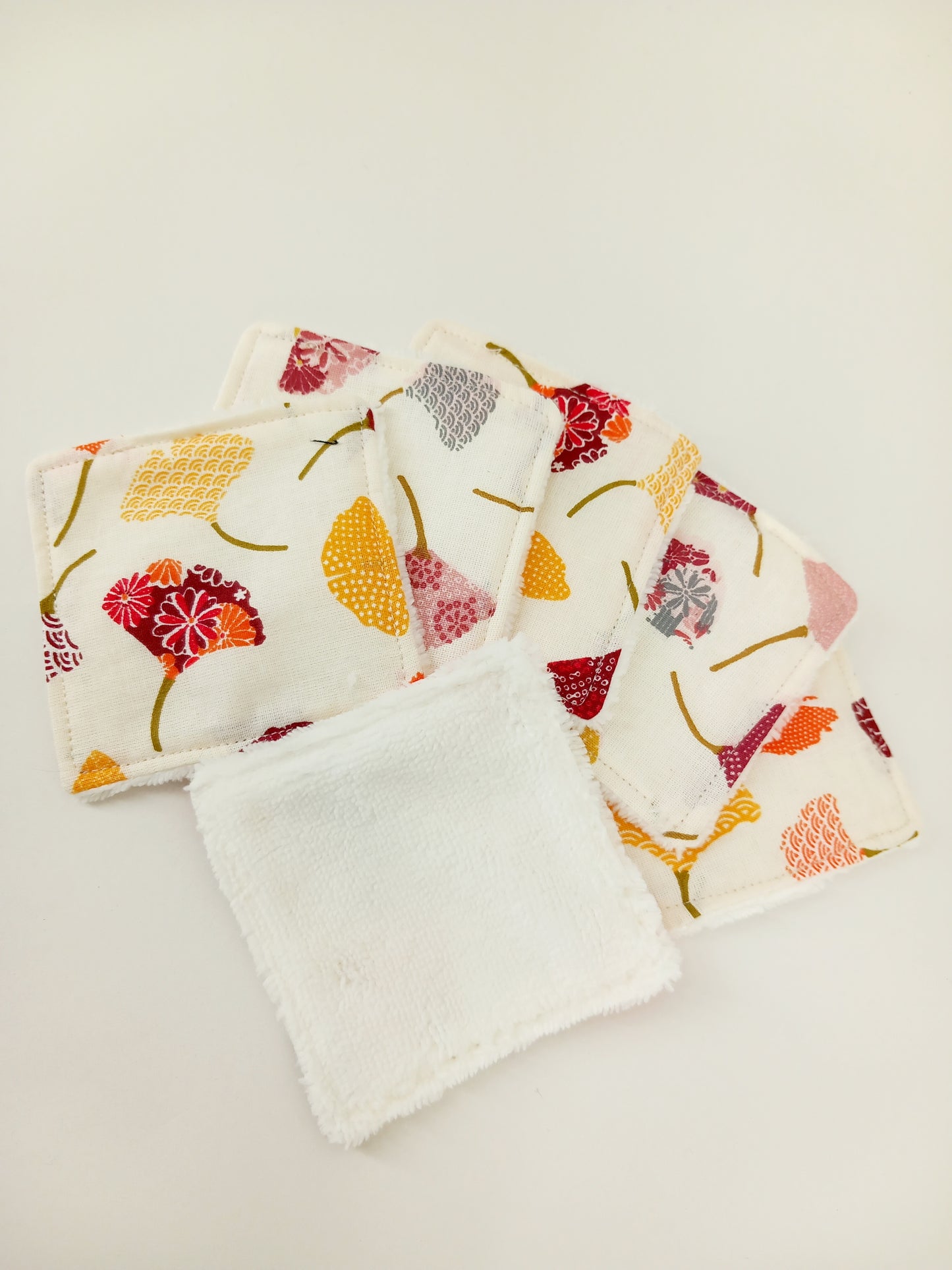 Lingettes visage démaquillantes beiges motif feuilles